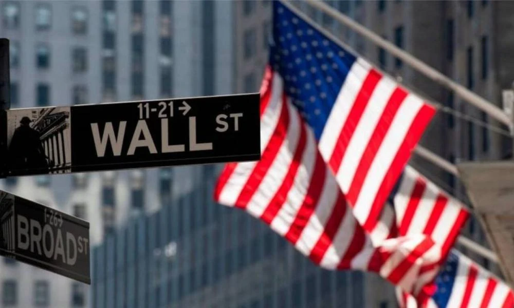 Wall Street: «Βουτιά» προκάλεσαν οι δηλώσεις Πάουελ – Απώλειες 530 μονάδων για τον Dow Jones